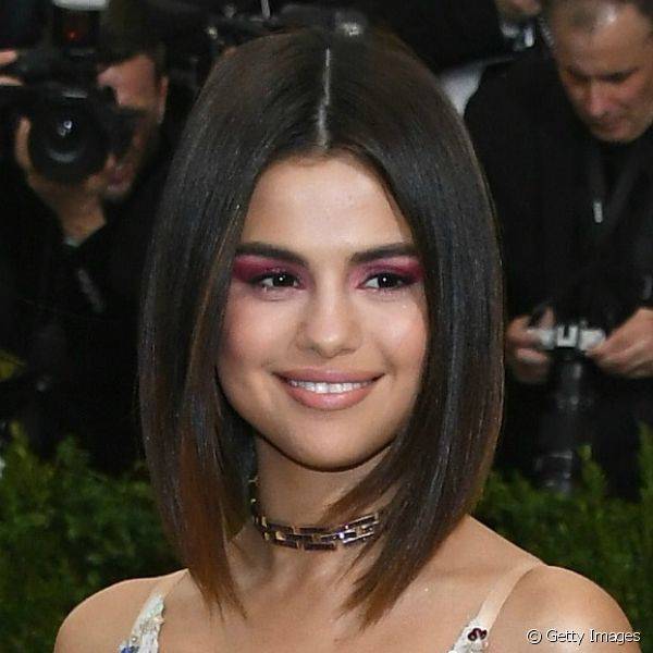 Para o look do red carpet, Selena Gomez valorizou os olhos com sombra rosa bem marcada, pele seguinha e mais natural e batom nude (Foto: Getty Images)